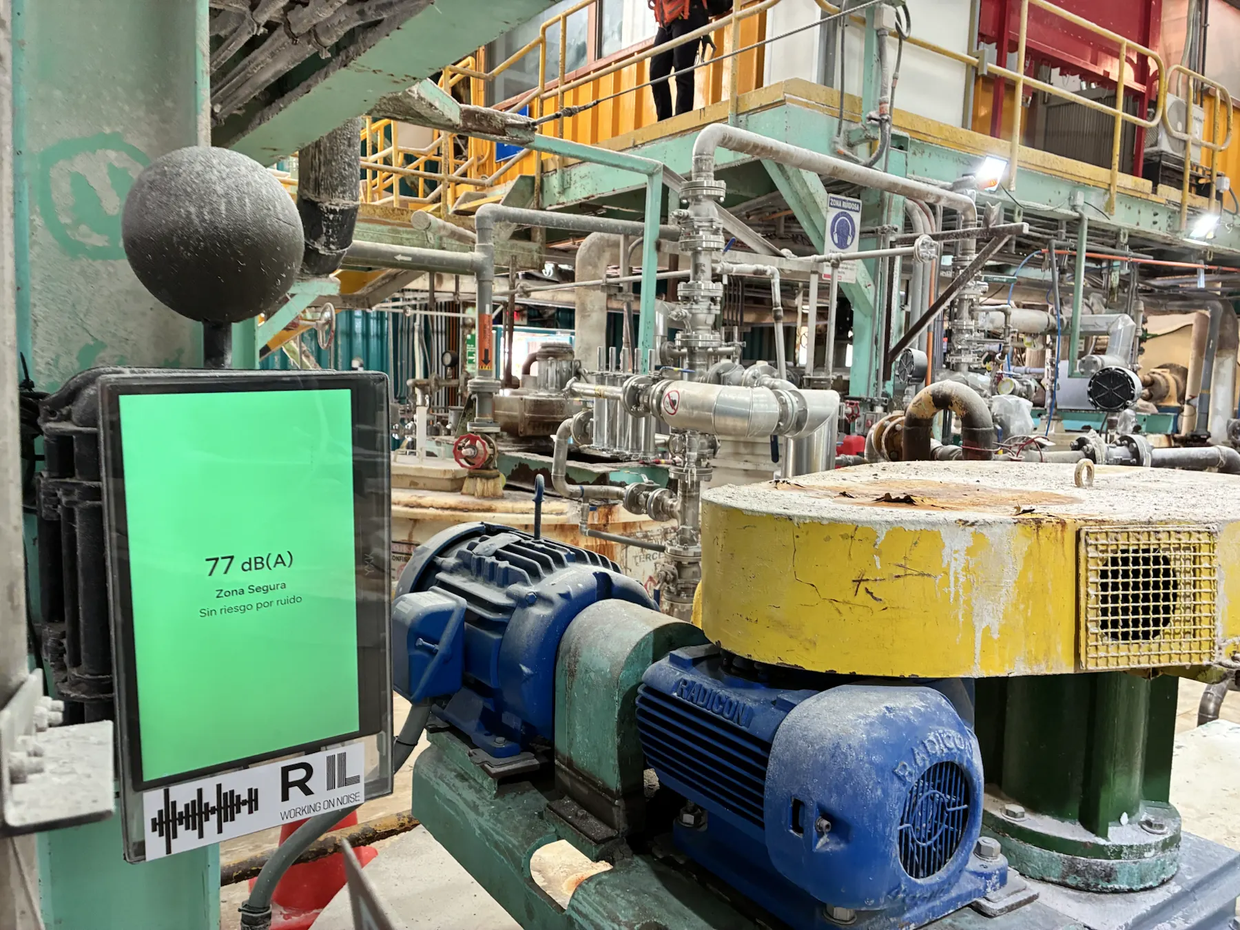 Equipo RIL desplegado en faena industrial como evidencia visual del caso.
